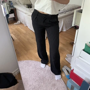 Mid waist byxor - Säljer dessa super snygga raka randiga kostymbyxorna från nakd. Helt oanvända 