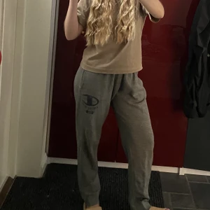 Champion mjukisbyxor - Mörk-gråa champion mjukisbyxor i storlek M. Har ärvt dem av min bror så passar både kille och tjej. Hör gärna av er om funderingar!