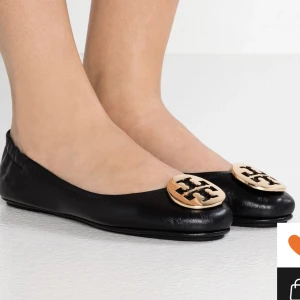 Tory burch skor - Säljer mina fina tory burch skor som är knappt använda, fått i present men de är i fel storlek. 