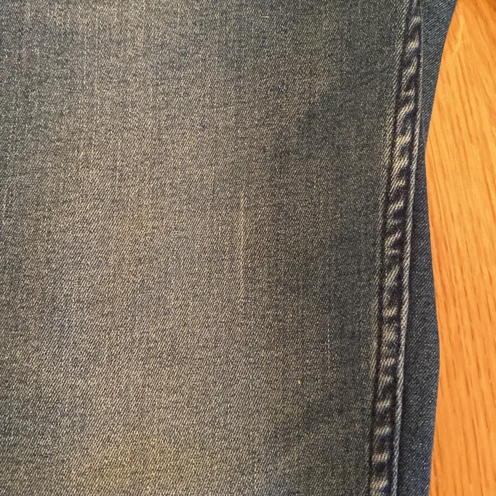 Säljer ett par garcia jeans som är använda ett få tal gånger.  Jeansen har ett litet streck i slitningen på låret (se bild 2) Jeansen är i storlek 164 . Jeans & Byxor.