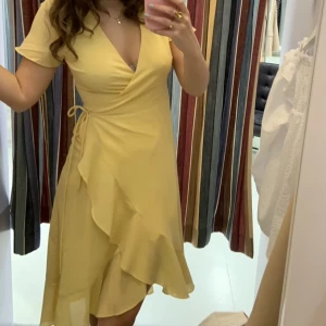 Neo Noir Gul Midiklänning - Denna fina klänning har endast använts ett fåtal gånger, är superskön och luftig. Perfekt sommar/vår klänning! 💛