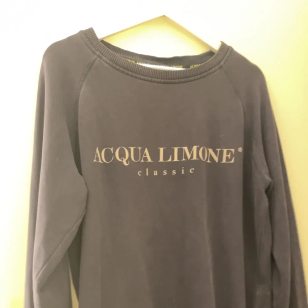 Säljer nu min acqua limone hoodie då den inte används längre, storlek M, använt skick men inte skavanker eller skadad på något sätt, 200kr, finns i Dalsjöfors eller kan skickas mot fraktkostnad.. Tröjor & Koftor.