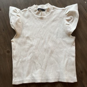 Söt vit topp - Säljer min populära vita topp!💛✨ Den är i storlek XS och använd 1-2 gånger❤️❤️ Dma för fler bilder eller frågor😍