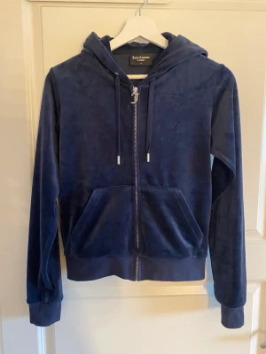 Juicy Couture Zip Up Tröja, mörkblå - Säljer min mörkblåa Juicy Couture Zip Up tröja!  Säljer då den inte har kommit till användning. Den är i jättebra skick och den är såklart äkta. Säljer för 700 men priset kan diskuteras. Är flera intresserade blir det budgivning! 