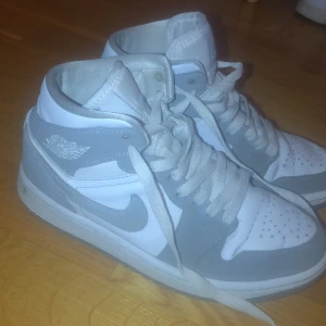 Jordans - Säljer mina gråa jordans eftersom att de är för små för mig, bra skick inga skador ny pris runt 1700 säljer för 500 kan byta mot något♥️♥️