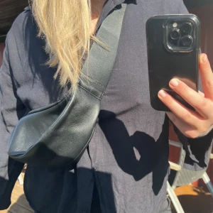 COS Leather crossbody bag - Säljer denna helt otroliga crossbody väskan från COS. Inköpt i April och använd endast ett fårtal gånger. Mycket fint skick. Justerbart band. Nypris 1150kr. 
