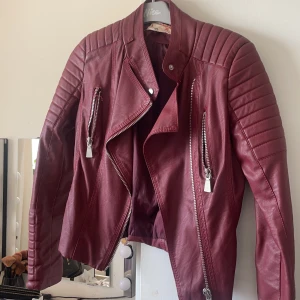 Jacka  - Säljer denna då den aldrig kommit till användning. Är i bra skick och unik färg. 