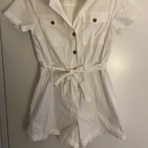 Linnen byxdress  - Byxdress i linnen från hm. Knappar och bälte runt midjan