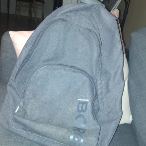 Grå Ryggsäck Björn Borg  - Grå ryggsäck från märket Björn Borg.  Väl använd men helt i nyskick förutom en liten fläck som går att tvätta bort. 250kr eller eget prisförslag. 