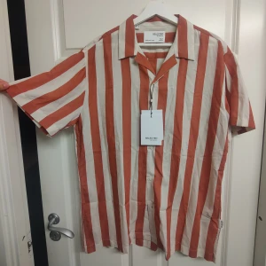 Oanvänd skjorta  - Säljer denna snygga och bekväma skjorta i storlek XL(sitter som en L) ifrån selcted Homme, köpt på Jeansbolaget.Säljer pga att den var för liten för min pojkvän i armarna så den är bara provad 1 gång. Prislapp sitter kvar. Säljer den för 350kr+frakt 