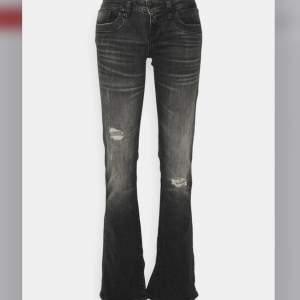 Säljer nu dessa gaaalet snygga jeans från Ltb!! Lågmidjade modellen valerie💘Grå med coola slitningar!! Nypris 830kr på zalando!😍Toppen skick! HELT SLUTSÅLDA🌟