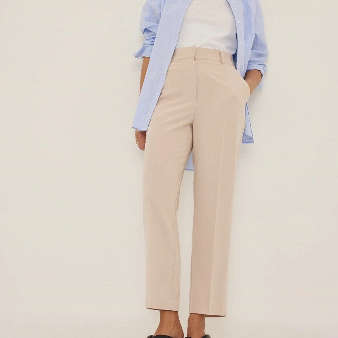 Beige kostymbyxor i strl 36