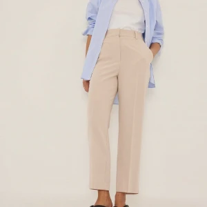 Beige kostymbyxor i strl 36 - Beige kostymbyxor med hög midja i strl 36. Oanvänd.