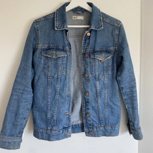 Blå jeansjacka - Blå jeansjacka från Gina Tricot i storlek XS. Fint skick, säljer då den blivit för liten för mig. 