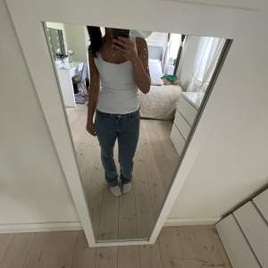 säljer ett par low straight 550 jeans från bikbok som ej kommer till användning längre. midja 24 längd 32, nypris 700kr