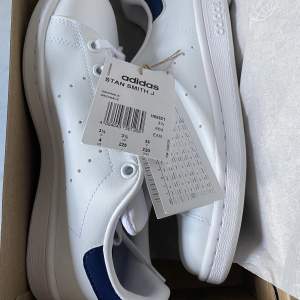 Helt nya stan Smith skor med blå detalj. Dem är i storlek 36💗(köptes på zalando för 780kr) vid intresse/frågor, skriv privat 