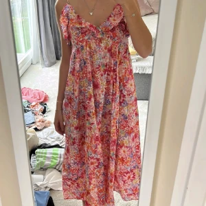 Klänning  - Säljer den här populära klänningen från hm då jag inte har användning för den. Bilderna är lånade❣️