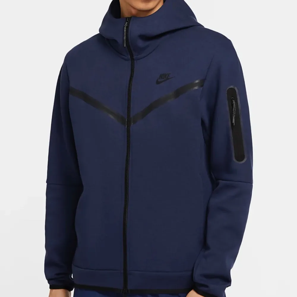 Säljer den här Nike Tech Fleecen för att jag inte har intresse för den ☺️ Bra skick.  Hör av er vid frågor! 💓. Hoodies.