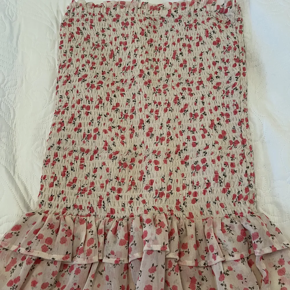 Blommig kjol från bikbok som bara är provad en gång. Superfin nu på sommaren. Kolla in mitt konto för fler billiga saker ❣️. Kjolar.
