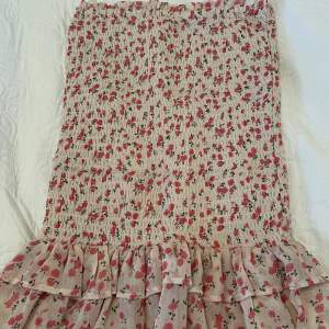 Blommig kjol från bikbok som bara är provad en gång. Superfin nu på sommaren. Kolla in mitt konto för fler billiga saker ❣️