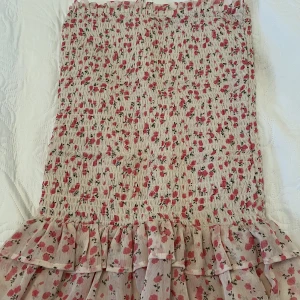 Blommig kjol - Blommig kjol från bikbok som bara är provad en gång. Superfin nu på sommaren. Kolla in mitt konto för fler billiga saker ❣️