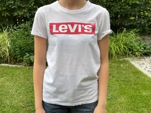 Vit t-shirt med lätt och skönt material, äkta Levis märke.