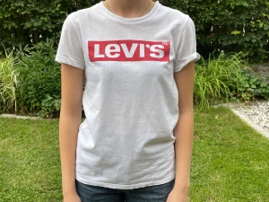 Levis T-shirt - Vit t-shirt med lätt och skönt material, äkta Levis märke.