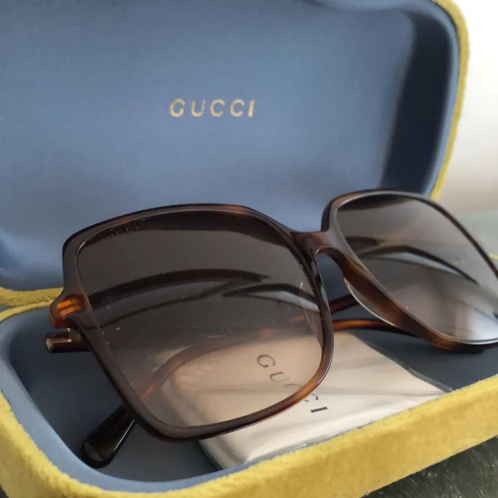 Nästintill oanvända solglasögon från Gucci. För fler bilder skriv. Priset kan diskuteras 💕☺️nu pris ca 1200kr Modell GG0544S 002☺️ kommer med en förvarnings påse och oöppnad putsduk 💕. Accessoarer.