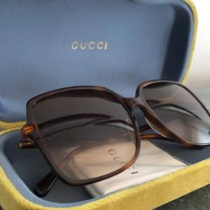 Nästintill oanvända solglasögon från Gucci. För fler bilder skriv. Priset kan diskuteras 💕☺️nu pris ca 1200kr Modell GG0544S 002☺️ kommer med en förvarnings påse och oöppnad putsduk 💕