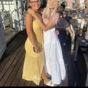 Gul klänning - Gul klänning med halterneck som knyts i ryggen, säljer för jg inte använder längre! Superfint skick o jag skickar gärna fler bilder om så önskas