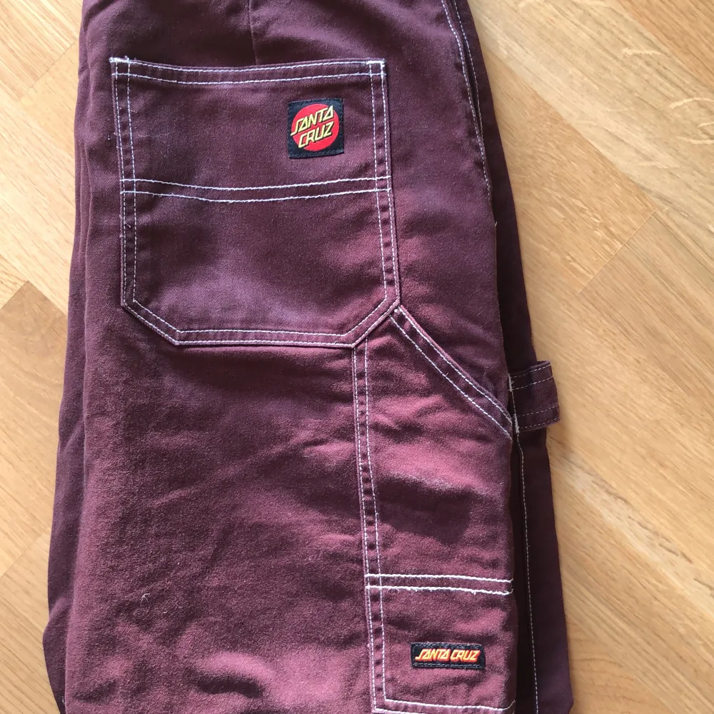 Burgundy Santa Cruz cargos med vita sömmar. Använd en gång och i perfekt skick. Jeans & Byxor.