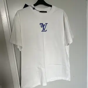 Säljer min A++ replika Louis Vitton t-shirt, aldrig använt och är helt ny. 