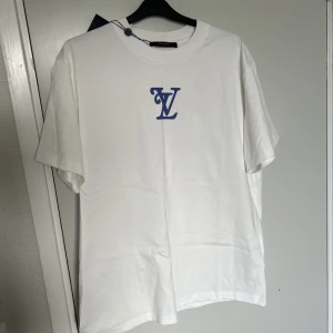Louis Vitton Oversize Tee  - Säljer min A++ replika Louis Vitton t-shirt, aldrig använt och är helt ny. 