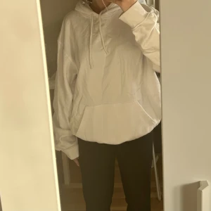 Vit hoddie - Vit hoodie i storlek s. Passar både större och mindre.