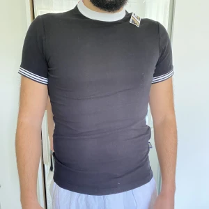 Märkeskläder/ Cavali - Köpt förra sommaren från Johnells, nypris 900kr. Äkta såklart! Säljer då den är lite liten. Nyskick!