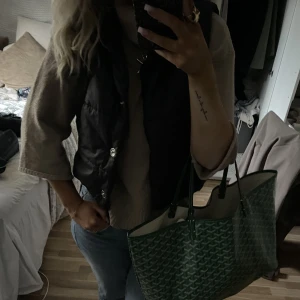 Design by si väst - Säljer denna superfina väst från design by si, jättefin till hösten💘