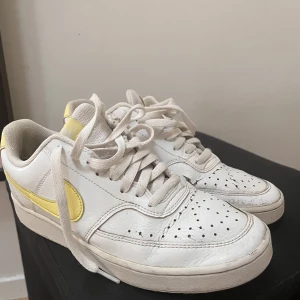 Nike sneakers - Super fina air force sneakers i storlek 39 💛dom är väl använda men fortfarande i bra skick, har dock creasat sig där framme på skorna (se bild)! Nypris: 1250kr!!!