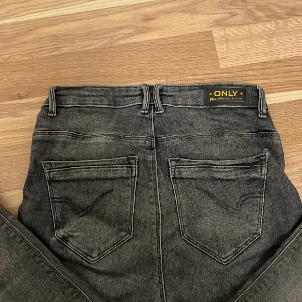 Jätte snygga gråa flared jeans från only.. Jeans & Byxor.