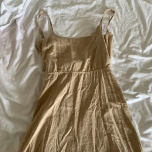 Klänning - Klänning med knytning i bak