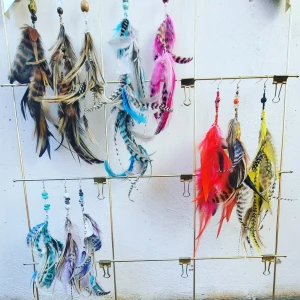 Fjäderörhängen Feathertations  - Handgjorda örhängen skapade under meditation. #goodvibes  Jag väljer ut alla fjädrar noggrannt för att få en vacker blandning av färg och form.    Alla fjädrar är etiskt och ansvarsfullt inköpta.