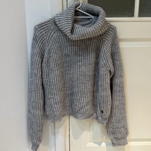 Stickad tröja - En fin och skön stickad tröja✨Den är i storlek 170 men passar då som S. Inga stora synliga defekter förutom några ”lösa” trådar. Varm och skön, perfekt för vintern❄️