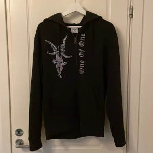 One of one  - Säljer nu min one of one zip hoodie, den är i bra skick ungefär 9/10 och har även alla stenar kvar. Nypris ligger på 1500 och säljer nu min för 1000! Priset är ej hugget i sten!!!!