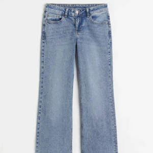 Hm low waist jeans - Jättefina lågmidjade jeans i bra skick som jag säljer då dem inte passar längre. Köparen står för frakten💕