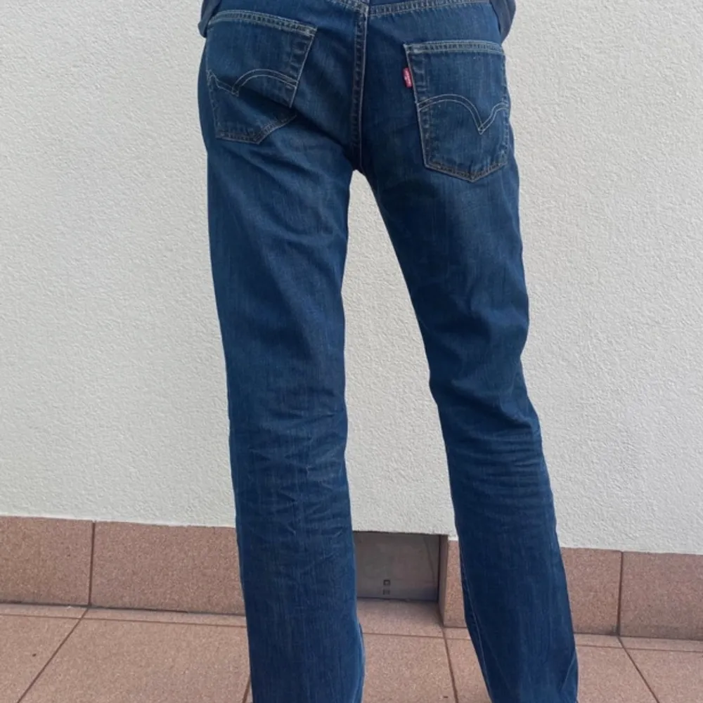 Säljer dessa as snygga Levis jeans i superbra skick! Storleken är w32 l32!. Jeans & Byxor.