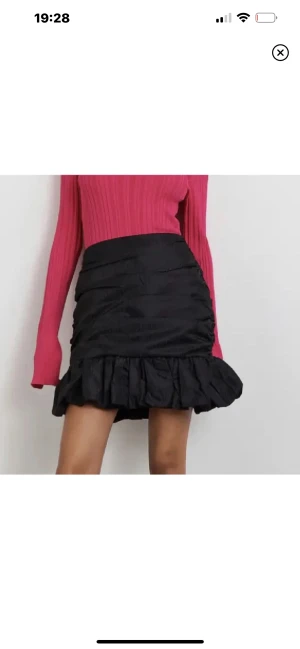Kjol - Gina tricot. Köpt för 400kr o inga defekter. 