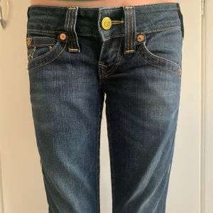 True religion - Jättefina true religion jeans i strl 24 som tyvärr blivit för små🤍  dom är bootcut och jättebra skick!💘  pris kan diskuteras💗