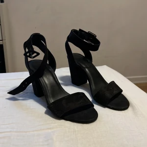 Klackskor - Snygga klackar som bara stått och dammat🖤 