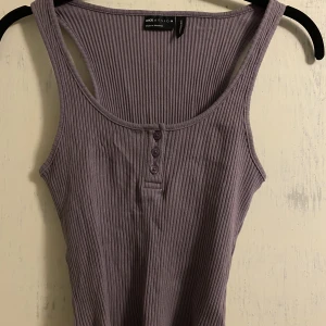 Lila croptop - Lila croptop. Aldrig använd. Strl 36