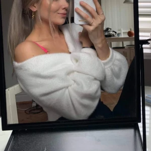 Fluffig tröja med knappar - Gosig vit tröja med fina knappar från Chiquelle, knappt använd (inte stickig) 🤍