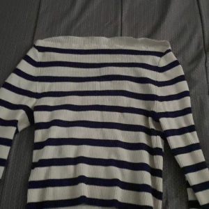 Tröja -  Säljer denna tröjan eftersom den har blivit för liten på mig nyligen kostar den helt ny 500 kr  